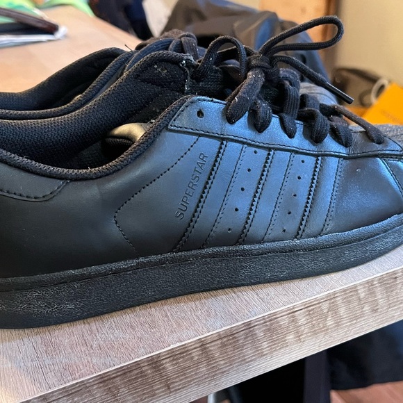 Blk shell toe adidas’s - Picture 2 of 2